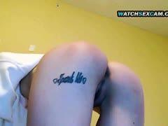 Webcam Girl führt Tattoo auf dem Hintern vor