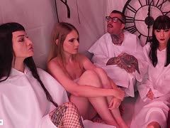 Gefesselte Weiber erleben extreme Anal Spiele
